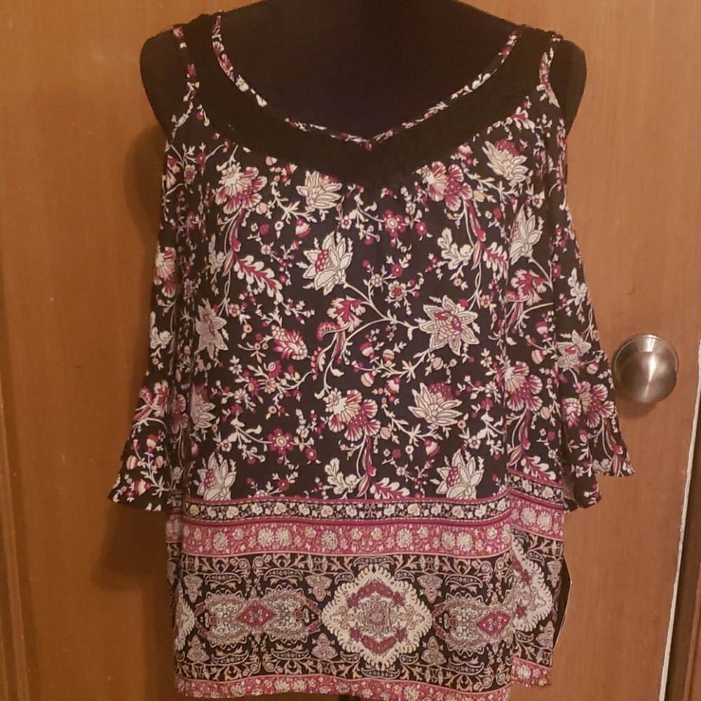 Red/black print off the shoulder shirt NWT